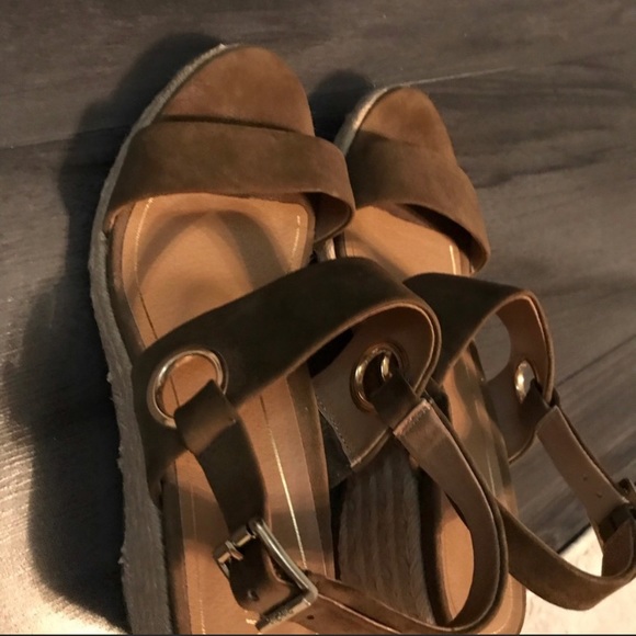 Vionic women’s wedge sandals - Picture 1 of 4